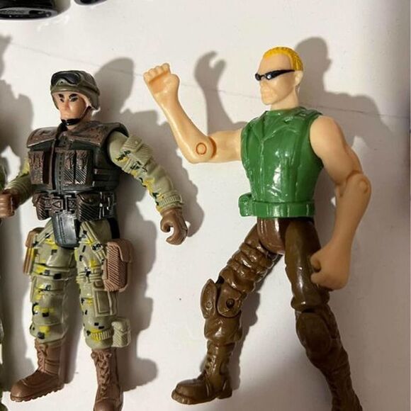 Bundle of 9 Assorted Action Figures #D235 - Picture 3 of 10